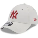 beige-justerbar-buet-kasket-med-rodt-logo-9forty-league-essential-fra-new-york-yankees-mlb-fra-new-era