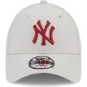 beige-justerbar-buet-kasket-med-rodt-logo-9forty-league-essential-fra-new-york-yankees-mlb-fra-new-era
