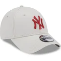 beige-justerbar-buet-kasket-med-rodt-logo-9forty-league-essential-fra-new-york-yankees-mlb-fra-new-era