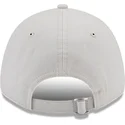 beige-justerbar-buet-kasket-med-rodt-logo-9forty-league-essential-fra-new-york-yankees-mlb-fra-new-era