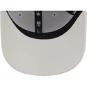 beige-justerbar-buet-kasket-med-rodt-logo-9forty-league-essential-fra-new-york-yankees-mlb-fra-new-era