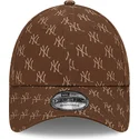 kasketter-buet-brun-justerbar-rem-9forty-monogram-fra-new-york-yankees-mlb-af-new-era