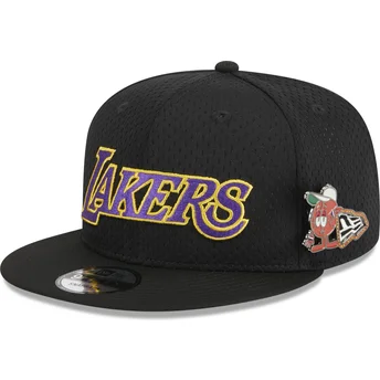 Flad sort snapback 9FIFTY Post-Up Pin kasket fra Los Angeles Lakers NBA af New Era