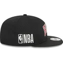 flad-sort-snapback-9fifty-post-up-pin-kasket-fra-chicago-bulls-nba-af-new-era