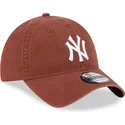 brun-justerbar-9twenty-league-essential-kasket-med-buet-skygge-fra-new-york-yankees-mlb-fra-new-era