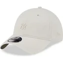 beige-justerbar-buet-kasket-med-beige-9twenty-mini-logo-af-new-york-yankees-mlb-fra-new-era