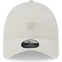 beige-justerbar-buet-kasket-med-beige-logo-9twenty-mini-logo-af-new-york-yankees-mlb-fra-new-era