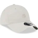 beige-justerbar-buet-kasket-med-beige-logo-9twenty-mini-logo-af-new-york-yankees-mlb-fra-new-era