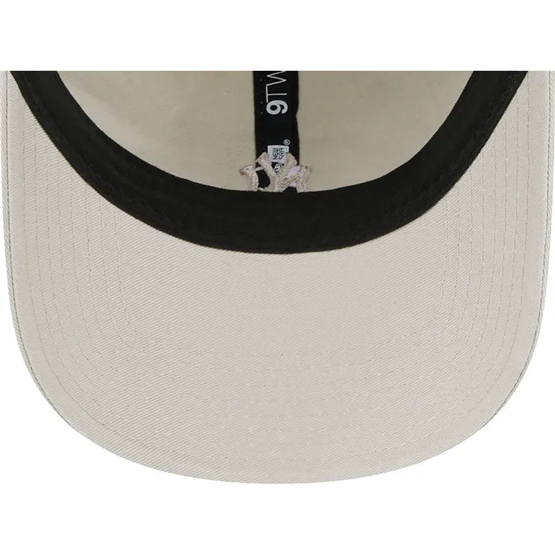 beige-justerbar-buet-kasket-med-beige-logo-9twenty-mini-logo-af-new-york-yankees-mlb-fra-new-era