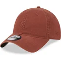 brun-justerbar-buet-kasket-med-brunt-logo-9twenty-mini-logo-af-new-york-yankees-mlb-fra-new-era