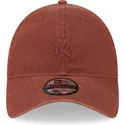 brun-justerbar-buet-kasket-med-brunt-logo-9twenty-mini-logo-af-new-york-yankees-mlb-fra-new-era