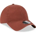 brun-justerbar-buet-kasket-med-brunt-logo-9twenty-mini-logo-af-new-york-yankees-mlb-fra-new-era