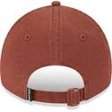 brun-justerbar-buet-kasket-med-brunt-logo-9twenty-mini-logo-af-new-york-yankees-mlb-fra-new-era