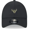 sort-justerbar-buet-kasket-9forty-med-chicago-bulls-nba-pin-fra-new-era