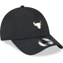 sort-justerbar-buet-kasket-9forty-med-chicago-bulls-nba-pin-fra-new-era
