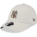 beige-justerbar-9forty-check-infill-kasket-med-buet-skygge-fra-new-york-yankees-mlb-af-new-era