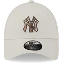 beige-justerbar-9forty-check-infill-kasket-med-buet-skygge-fra-new-york-yankees-mlb-af-new-era