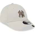 beige-justerbar-9forty-check-infill-kasket-med-buet-skygge-fra-new-york-yankees-mlb-af-new-era