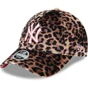 new-era-new-york-yankees-mlb-9forty-velour-justerbar-leopardkurvet-kasket-med-pink-logo-til-kvinder