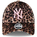 new-era-new-york-yankees-mlb-9forty-velour-justerbar-leopard-bollehat-med-pink-logo-til-kvinder