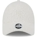 beige-justerbar-kvindekasket-med-buet-skygge-9forty-hypertexture-new-york-yankees-mlb-fra-new-era