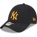 sort-justerbar-kasket-med-buet-skygge-og-orange-logo-9forty-league-essential-new-york-yankees-mlb-fra-new-era