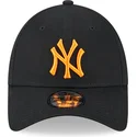 sort-justerbar-kasket-med-buet-skygge-og-orange-logo-9forty-league-essential-new-york-yankees-mlb-fra-new-era