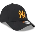 sort-justerbar-kasket-med-buet-skygge-og-orange-logo-9forty-league-essential-new-york-yankees-mlb-fra-new-era