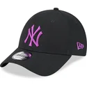 justerbar-sort-buet-kasket-med-lilla-logo-9forty-league-essential-fra-new-york-yankees-mlb-af-new-era