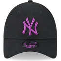 justerbar-sort-buet-kasket-med-lilla-logo-9forty-league-essential-fra-new-york-yankees-mlb-af-new-era
