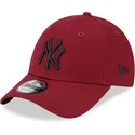 rod-justerbar-buet-kasket-med-sort-logo-9forty-league-essential-fra-new-york-yankees-mlb-fra-new-era