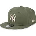 gron-fladskygget-snapback-kasket-med-beige-logo-9fifty-league-essential-fra-new-york-yankees-mlb-fra-new-era