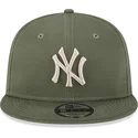 gron-fladskygget-snapback-kasket-med-beige-logo-9fifty-league-essential-fra-new-york-yankees-mlb-fra-new-era