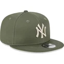 gron-fladskygget-snapback-kasket-med-beige-logo-9fifty-league-essential-fra-new-york-yankees-mlb-fra-new-era