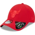rod-justerbar-buet-kasket-med-rodt-logo-9forty-repreve-outline-fra-chicago-bulls-nba-fra-new-era