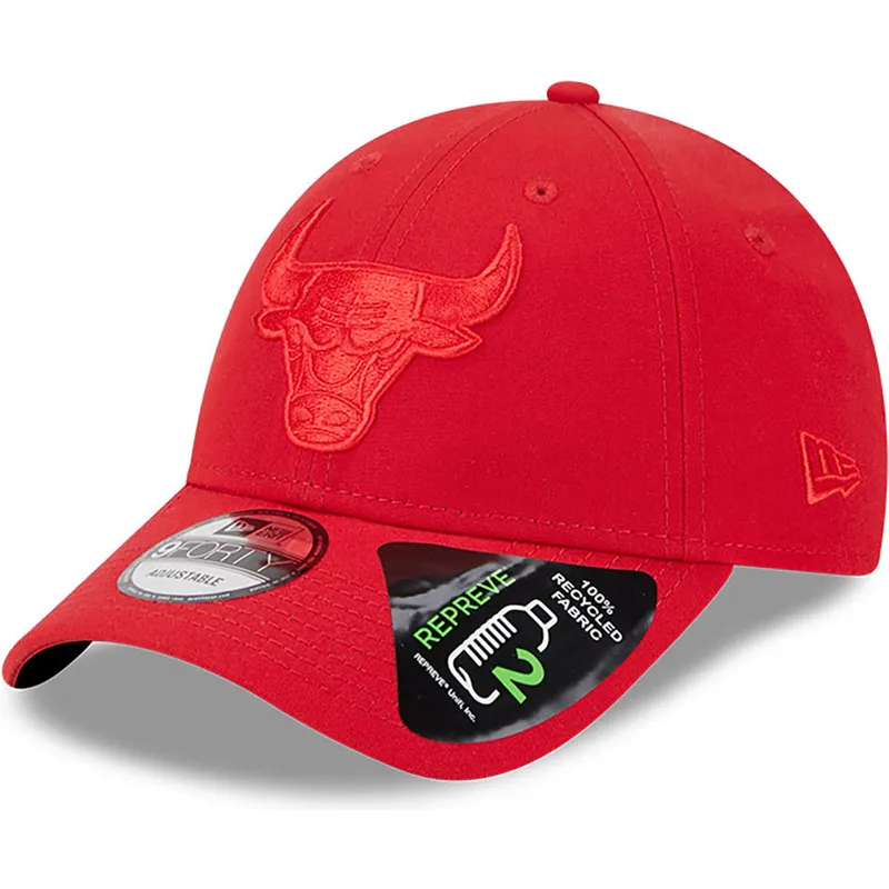 rod-justerbar-buet-kasket-med-rodt-logo-9forty-repreve-outline-fra-chicago-bulls-nba-fra-new-era
