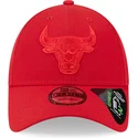 rod-justerbar-buet-kasket-med-rodt-logo-9forty-repreve-outline-fra-chicago-bulls-nba-fra-new-era