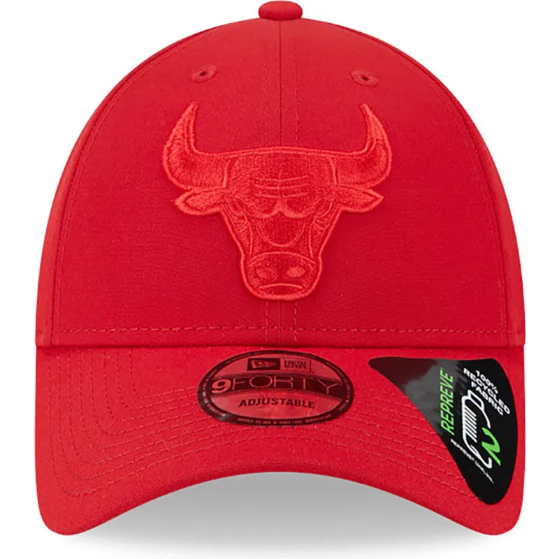 rod-justerbar-buet-kasket-med-rodt-logo-9forty-repreve-outline-fra-chicago-bulls-nba-fra-new-era