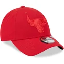 rod-justerbar-buet-kasket-med-rodt-logo-9forty-repreve-outline-fra-chicago-bulls-nba-fra-new-era