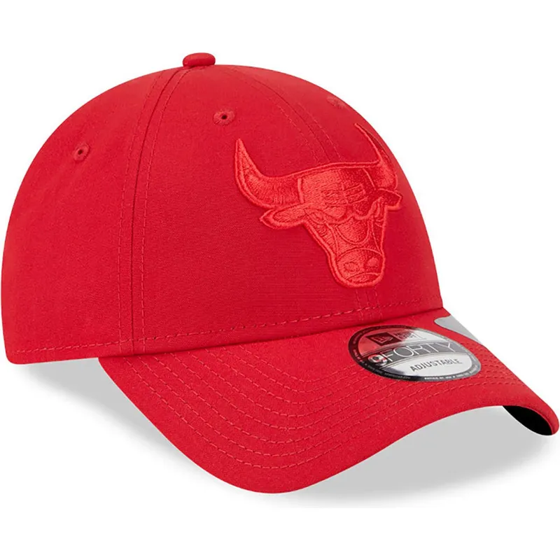 rod-justerbar-buet-kasket-med-rodt-logo-9forty-repreve-outline-fra-chicago-bulls-nba-fra-new-era