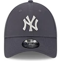 kasketter-buet-gra-justerbar-rem-9forty-metallic-fra-new-york-yankees-mlb-af-new-era