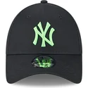 new-era-new-york-yankees-mlb-9forty-neon-sort-justerbar-kasket-med-buet-skygge-og-gront-logo