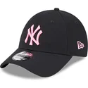 justerbar-sort-buet-kasket-med-lyserodt-logo-9forty-neon-new-york-yankees-mlb-fra-new-era