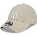 beige-justerbar-9forty-teddy-kasket-med-buet-skygge-fra-new-york-yankees-mlb-af-new-era