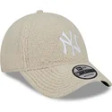 beige-justerbar-9forty-teddy-kasket-med-buet-skygge-fra-new-york-yankees-mlb-af-new-era