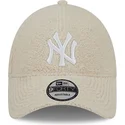beige-justerbar-9forty-teddy-kasket-med-buet-skygge-fra-new-york-yankees-mlb-af-new-era