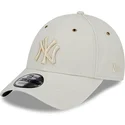 beige-justerbar-buet-kasket-med-beige-logo-9forty-washed-canvas-fra-new-york-yankees-mlb-fra-new-era