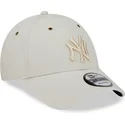 beige-justerbar-buet-kasket-med-beige-logo-9forty-washed-canvas-fra-new-york-yankees-mlb-fra-new-era