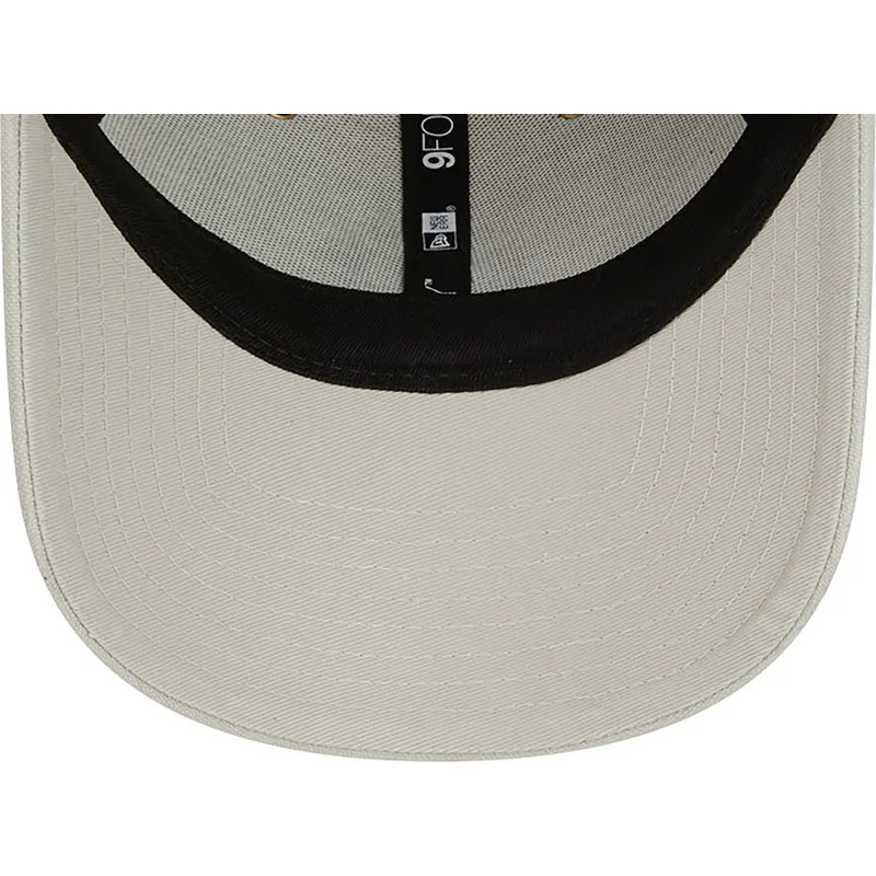 beige-justerbar-buet-kasket-med-beige-logo-9forty-washed-canvas-fra-new-york-yankees-mlb-fra-new-era