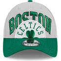 gra-og-gron-justerbar-kurvet-kasket-9twenty-tip-off-2023-fra-boston-celtics-nba-fra-new-era